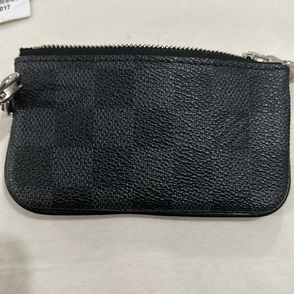 Louis Vuitton Trio Messenger Bag in Damier Graphite 3D Christmas is in the bag - Picture 11 of 11